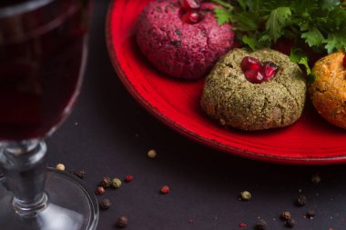 Siyah masada Gürcü yemeği. Phali ve bir bardak kırmızı şarap..