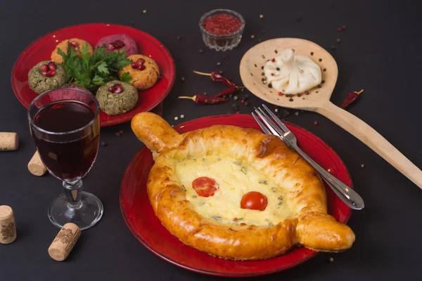 Siyah masada Gürcü yemeği. Khinkali, phali, khachapuri ile 