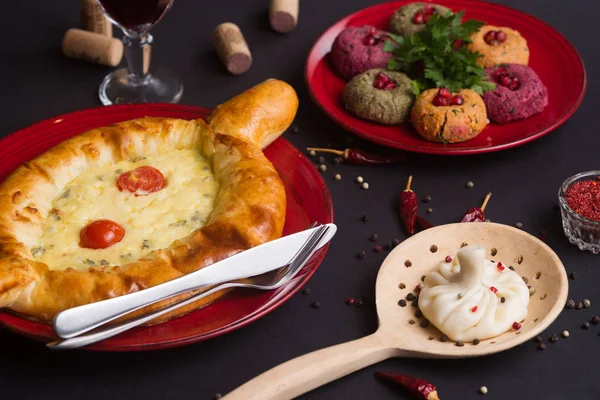 Siyah masada Gürcü yemeği. Khinkali, phali, khachapuri ile 
