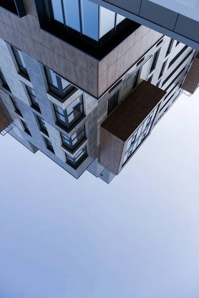 개념적으로 뒤집어 진 비즈니스 빌딩의 기하학적 거리 사진. — 스톡 사진