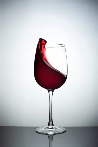 Foto criativa de copo de vinho com tempestade em um copo nas costas brancas — Fotografia de Stock
