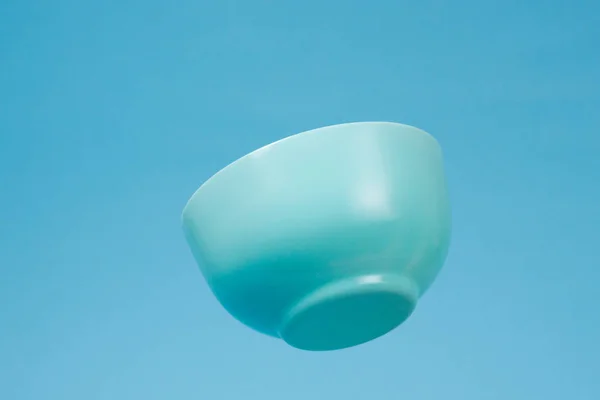 青のセラミック製のマトルの深いボウル朝食は青のバックで飛ぶ — ストック写真