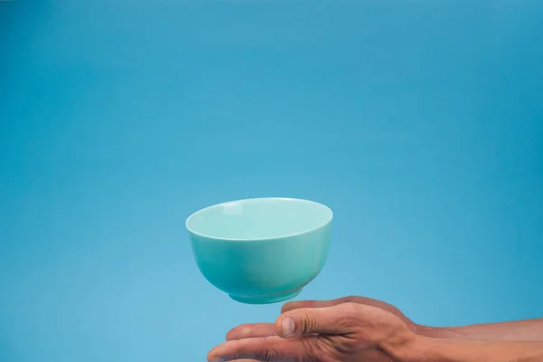 Un tazón profundo de cerámica azul mate para el desayuno volando bajo macho —  Fotos de Stock