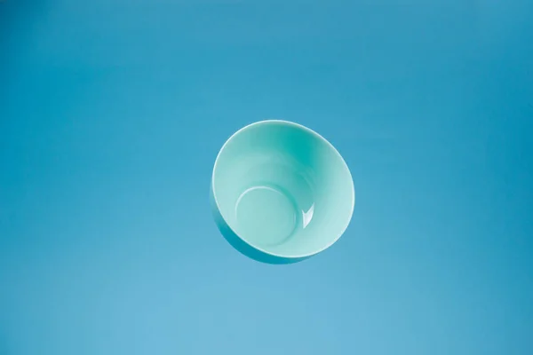 푸른 BAC 비행기를 타고 아침 식사를 위한 푸른 세라믹으로 된 깊은 그릇 — 스톡 사진