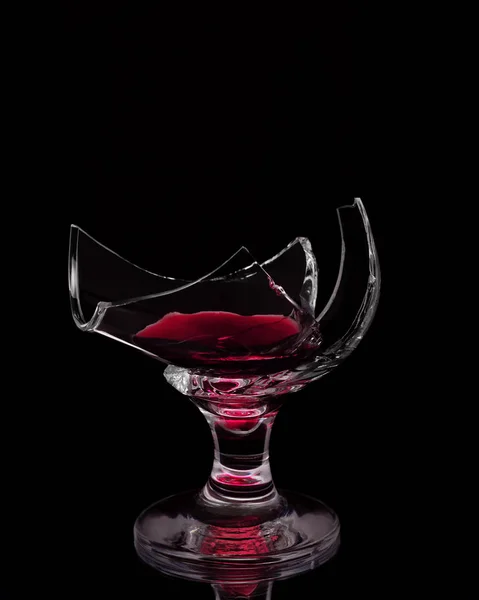 Uma foto incomum de copo de vinho rachado com pouco vinho dentro isol — Fotografia de Stock