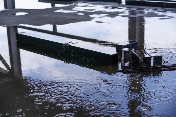 Gotas de chuva e água no concreto com reflexão do céu na água — Fotografia de Stock