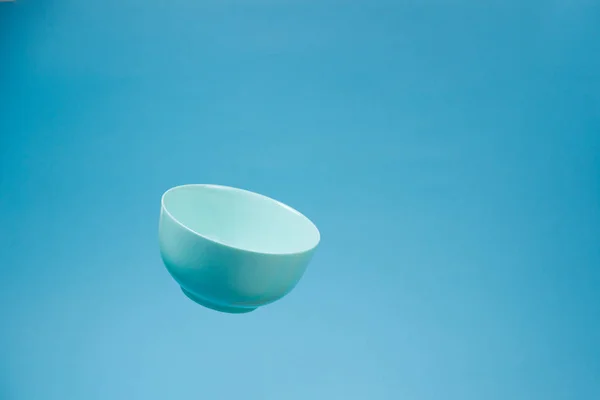 Un bol profond en céramique bleue matelas pour le petit déjeuner volant sur bac bleu — Photo