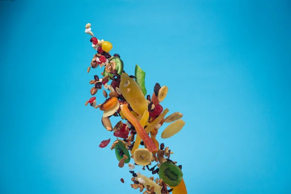 파란색 배경에 비행 건조하고 설탕에 절인 과일과 견과류. Sto — 스톡 사진