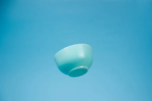青のセラミック製のマトルの深いボウル朝食は青のバックで飛ぶ — ストック写真