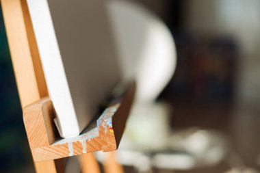 Sanat sehpasının yumuşak, bulanık arka planda fırçası olan bir parçası.