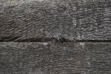 Eski ahşap desenli yüzey yakın çekim. Yüzeyde yosun ve rahatlama. Eski tahta desenli yosunlu tahta resimleri. Fotoğrafta kahverengi ve gri renkler.