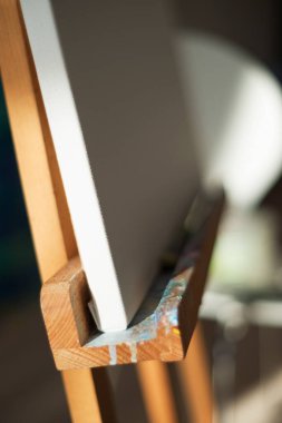 Sanat sehpasının yumuşak, bulanık arka planda fırçası olan bir parçası.