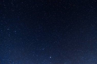 Parlak yıldızların uzun gece fotoğrafı. Takımyıldızı olan bir sürü yıldız. Şehirden uzakta. Gece manzarası.