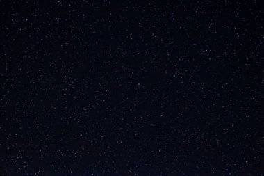 Parlak yıldızların uzun gece fotoğrafı. Takımyıldızı olan bir sürü yıldız. Şehirden uzakta. Gece manzarası.