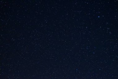 Parlak yıldızların uzun gece fotoğrafı. Takımyıldızı olan bir sürü yıldız. Şehirden uzakta. Gece manzarası.