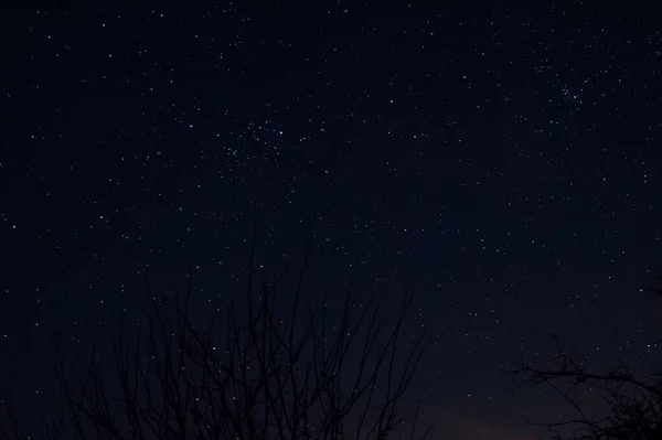 Langzeitbelichtungsnachtfoto Eines Hellen Sterns Viele Sterne Mit Sternbildern Weit Weg — Stockfoto