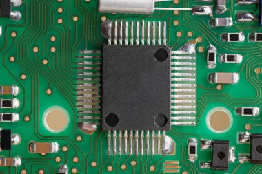 PCB tahtası süpermakro yakın çekim. Birçok kapasitör, gemide rezistörler var. Dijital mühendislik fotoğrafı. Fotoğraftaki flaş mikroişlemci. 
