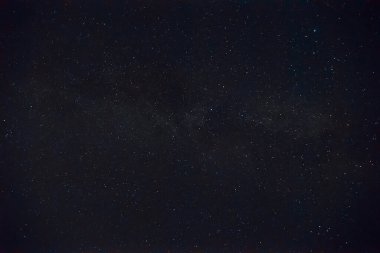 Uzun pozlu gece fotoğrafı. Bir sürü takım yıldızı olan bir sürü yıldız. Gökyüzünde nebula. Yumuşak ses efektli gece manzarası.