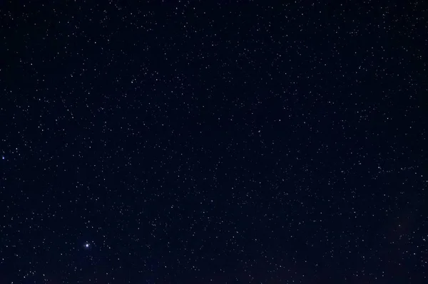 明るい星の長い露出夜の写真 星座のある星がたくさんあります 街から遠く離れてる 夜の風景 — ストック写真