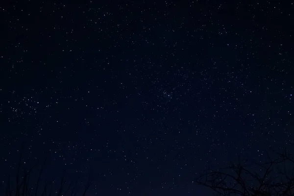 Dlouhá Noční Fotka Jasných Hvězd Spousta Hvězd Souhvězdími Daleko Města — Stock fotografie