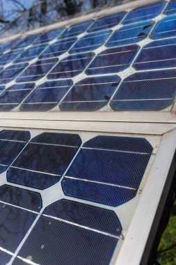 Bahçedeki ev için eski küçük güneş paneli fotovoltaik elektrik sistemi.