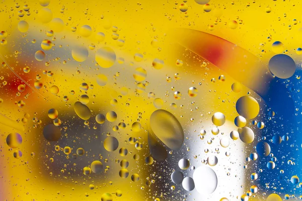 油との抽象的な組成は水に落ちる 黄主色 — ストック写真