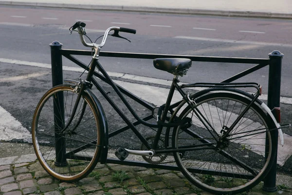 Старый велосипед на улице Бордо — стоковое фото