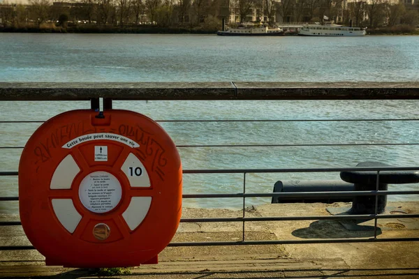 Red flutuar na margem do rio em Bordeaux — Fotografia de Stock