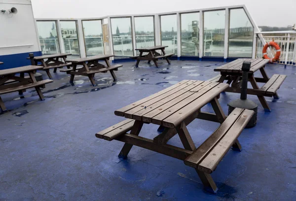 Algunas mesas de picnic en la cubierta de un barco — Foto de Stock