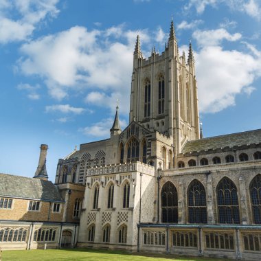 Bury St Edmunds katedralde sonbahar güneşli bir günde
