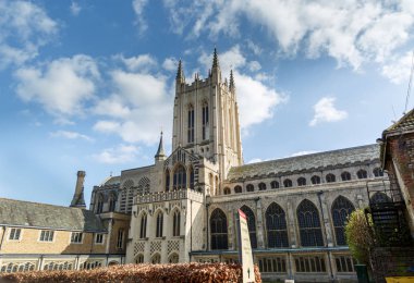 Bury St Edmunds katedralde sonbahar güneşli bir günde
