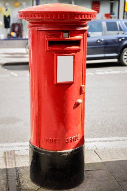 İngiltere'de bir sokakta tipik İngiliz posta kutusu