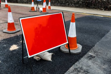 Birkaç koniler yanındaki kırmızı arka plan ile trafik işaretleri