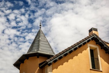 Sarı duvarlı geleneksel Avrupa evi