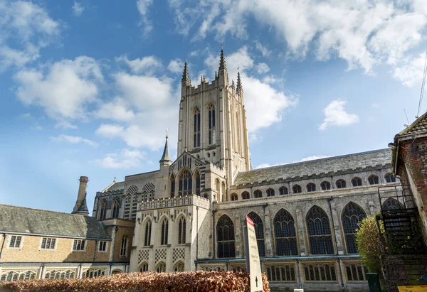 Bury St Edmunds katedralde sonbahar güneşli bir günde