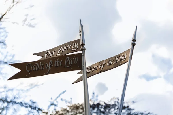 Metallspeere mit Emblemen für Freiheit und Recht — Stockfoto