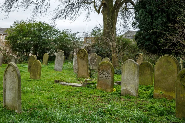 Conjunto de tumbas en un cementerio inglés — Foto de Stock