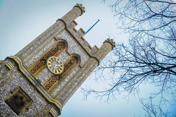 Κλίση προβολή ενός πύργου του μια εκκλησία στο Norwich της Αγγλίας — Φωτογραφία Αρχείου