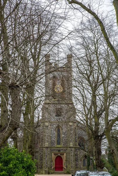 Vista frontal de una iglesia en medio de un cementerio en Inglaterra , — Foto de Stock