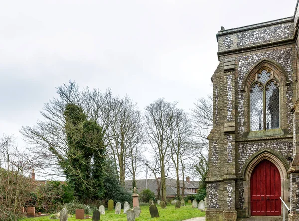 Seite einer Kirche inmitten eines Friedhofs in England — Stockfoto