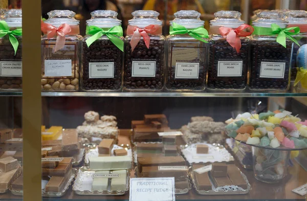 Tatlı ve şekerlemeler İngiltere'de bir mağazanın Vitrini