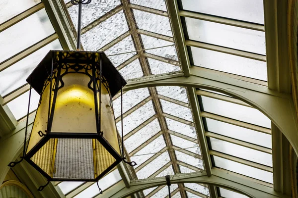 Una gran lámpara en un pasillo de un centro comercial de estilo antiguo — Foto de Stock