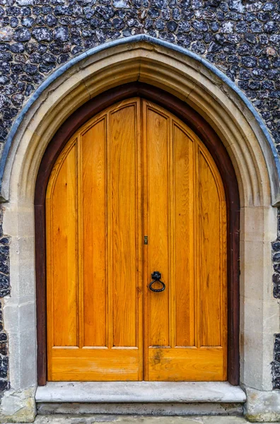 Grande vieille porte en bois de couleur jaune — Photo