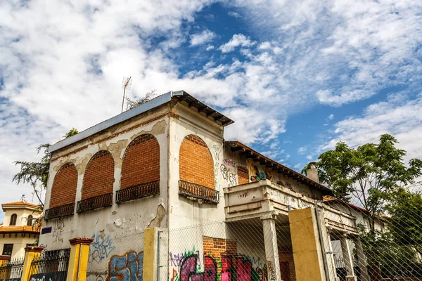 Una casa chiusa e abbandonata nel mezzo di una città — Foto Stock