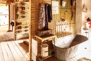 Diğer antika eşyaları yanında eski küvet