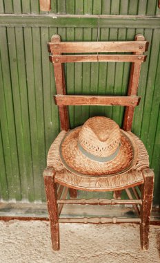 Eski ahşap ve hasır sandalye