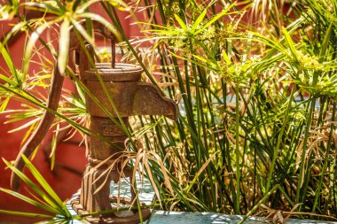 On yıl önce kullanılan eski metal su pompası