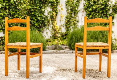 İki ahşap ve hasır sandalyeleri bir Nice ve avlu