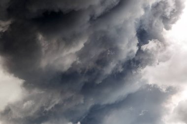 Büyük ve kalın sütun duman