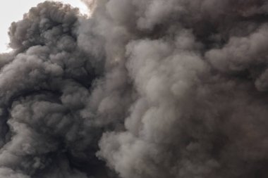 Bir yangın korku veren kara ve yoğun duman